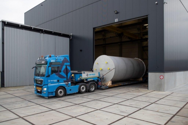 Vervoeren van grote tanks met speciaal transport