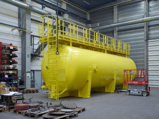 Een nieuwe sump tank klaar voor transport