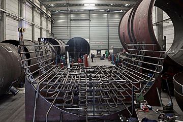 Heating coil for pressure vessel